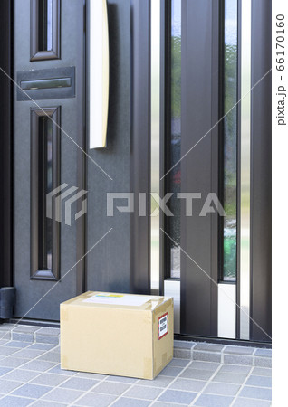 玄関に届いた商品(置き配) 玄関に届いた商品(置き配) 66170160