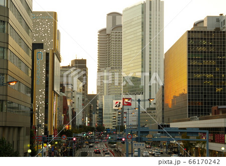 夕暮れの梅田新道（大阪市北区） 66170242