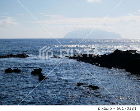 御蔵島と三宅島の荒波 御蔵島と三宅島の荒波 66170331