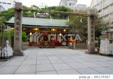 夕暮れのお初天神（大阪市） 66170367