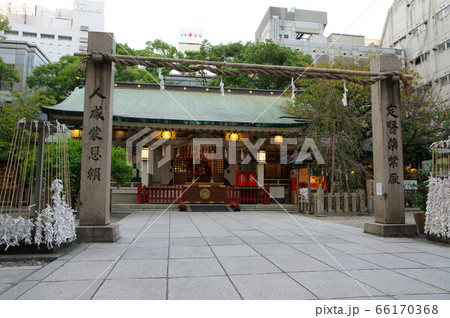 夕暮れのお初天神（大阪市） 66170368