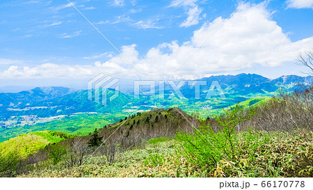 新緑の飯縄山登山（西登山道からの眺め） 66170778