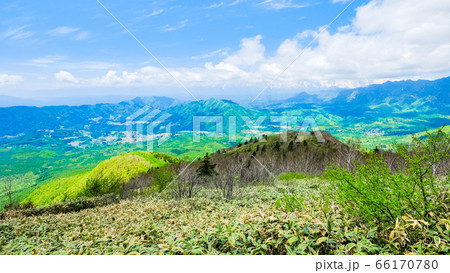 新緑の飯縄山登山（西登山道からの眺め） 66170780