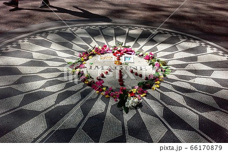 ＮＹセントラルパークにあるジョンレノンを偲ぶイマジンの碑１ 66170879