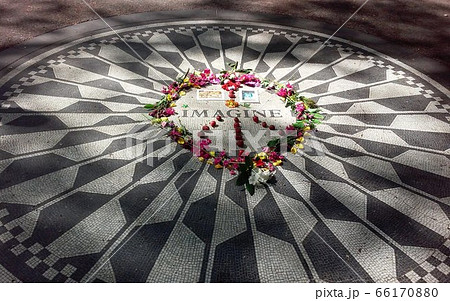 ＮＹセントラルパークにあるジョンレノンを偲ぶイマジンの碑２ 66170880