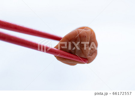 お箸で摘まんだ梅干し 66172557