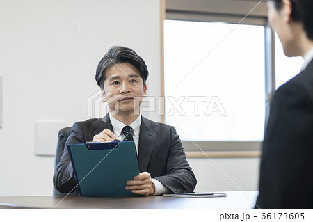 面接　面談　　受験生を見つめる面接担当者　イメージ 66173605