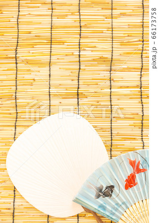 うちわとせんすとすだれ　和風夏イメージの背景素材 66173758