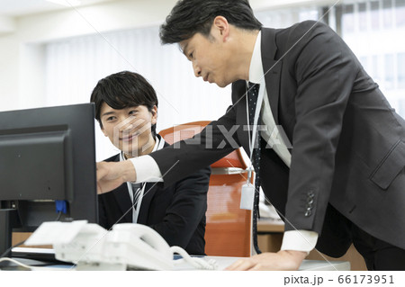 ビジネスシーン　上司と部下　イメージ 66173951