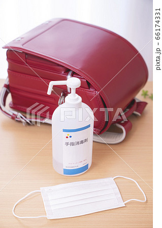 感染対策イメージ  小学校  小学生  ランドセル  アルコール消毒  マスク 66174331