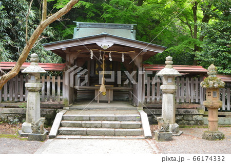 絹掛神社 金崎宮 境内社 福井県敦賀市金ヶ崎町 の写真素材