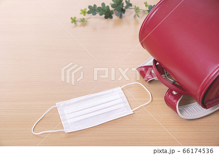 ランドセルとマスク 66174536