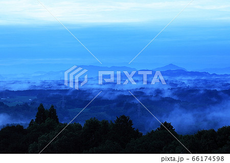 山の朝霧 山の朝霧 66174598