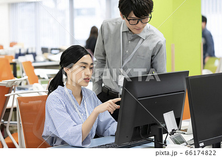 PCモニタを見る若いオフィスワーカー達　ビジネスシーン　イメージ 66174822