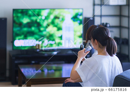 家庭用ゲーム機のアプリで「おうちカラオケ」を楽しむ女性 家庭用ゲーム機のアプリで「おうちカラオケ」を楽しむ女性 66175816