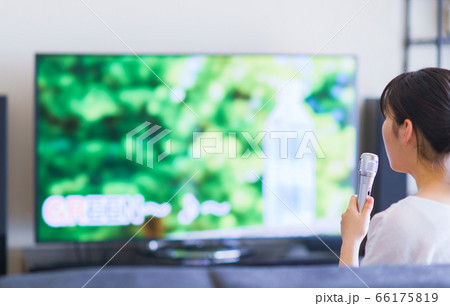 家庭用ゲーム機のアプリで「おうちカラオケ」を楽しむ女性 66175819