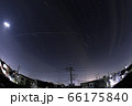 東京の夜空に見えた国際宇宙ステーションの光跡 66175840