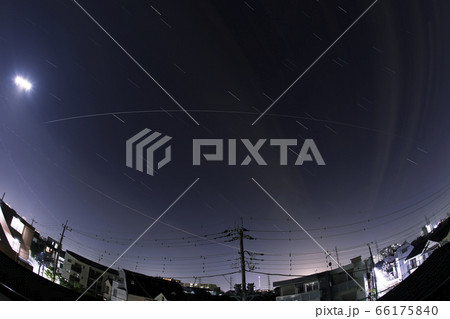 東京の夜空に見えた国際宇宙ステーションの光跡 66175840