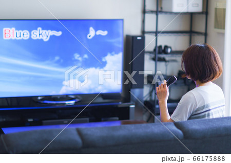 家庭用ゲーム機のアプリで「おうちカラオケ」を楽しむ女性 家庭用ゲーム機のアプリで「おうちカラオケ」を楽しむ女性 66175888
