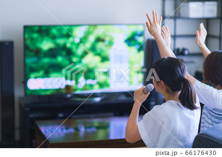 家庭用ゲーム機のアプリで「おうちカラオケ」を家族(親子)で楽しむシーン 家庭用ゲーム機のアプリで「おうちカラオケ」を家族(親子)で楽しむシーン 66176430