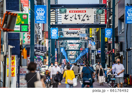 日本の東京都市景観　「東京アラート」発動中で、マスク姿が目立つ戸越銀座商店街 66176492