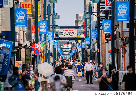 日本の東京都市景観　「東京アラート」発動中で、マスク姿が目立つ戸越銀座商店街 66176494