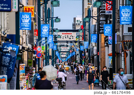 日本の東京都市景観 「東京アラート」発動中で、マスク姿が目立つ戸越銀座商店街 日本の東京都市景観 「東京アラート」発動中で、マスク姿が目立つ戸越銀座商店街 66176496
