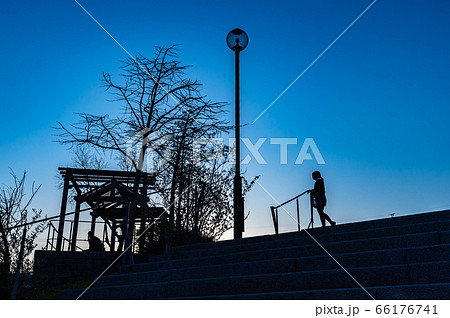 宝塚北公園の展望台、夕景のシルエット 66176741