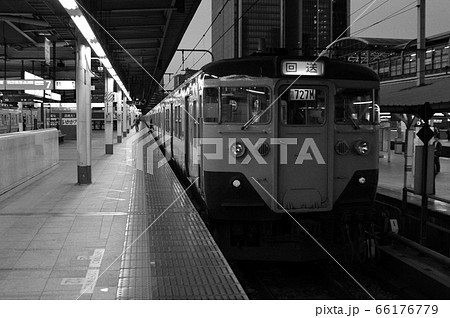 夜の東京駅と最終電車 モノクロの写真素材