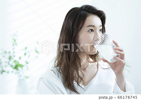 女性　朝　水を飲む 66178745
