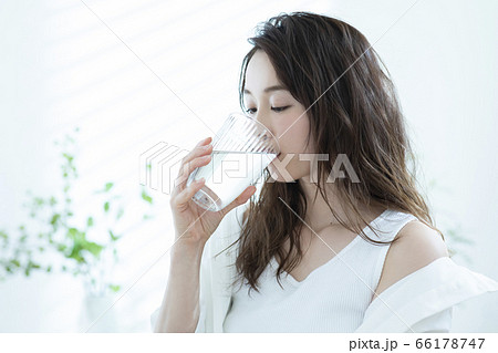 女性　朝　水を飲む 66178747