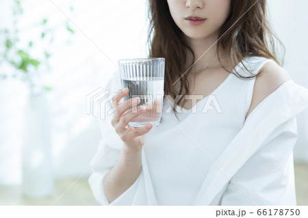 女性　朝　水を飲む 66178750