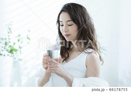 女性　朝　水を飲む 66178755