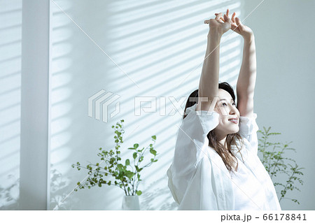 女性 朝 寝起き 女性 朝 寝起き 66178841