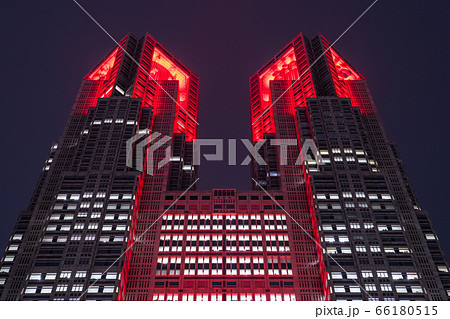 《東京都》東京アラート発令・赤い東京都庁 66180515