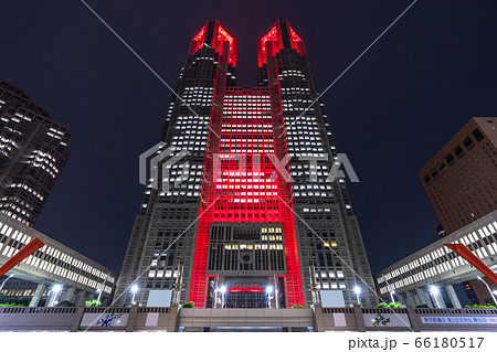 《東京都》東京アラート発令・赤い東京都庁 66180517