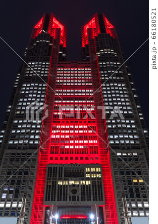 《東京都》東京アラート発令・赤い東京都庁 66180521