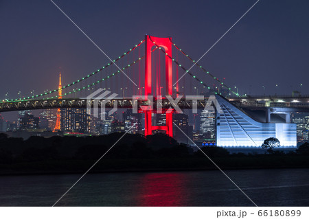 《東京都》東京アラート発令・赤いレインボーブリッジ 66180899