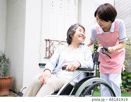 介護　車いす　屋外 66181919