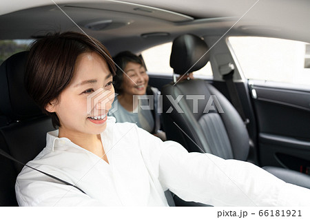 女性　ドライブ　車 66181921