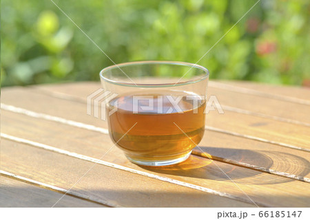 グラスのお茶 66185147
