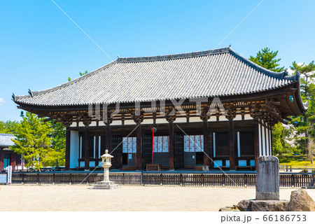 興福寺の境内風景・東金堂と花の松の碑（奈良県奈良市）2020年4月現在 66186753