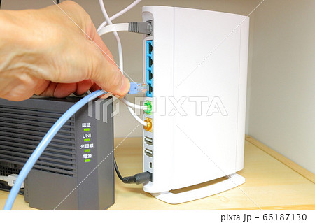 無線LANルーターへLANケーブルを接続する_光インターネットのイメージ 無線LANルーターへLANケーブルを接続する_光インターネットのイメージ 66187130