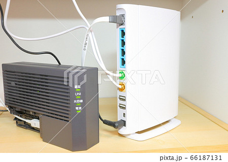 無線LANルーターとモデム_光インターネットのイメージ 無線LANルーターとモデム_光インターネットのイメージ 66187131