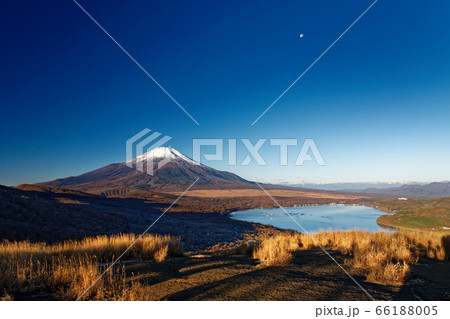 三国山稜・鉄砲木ノ頭から見る富士山と山中湖 66188005