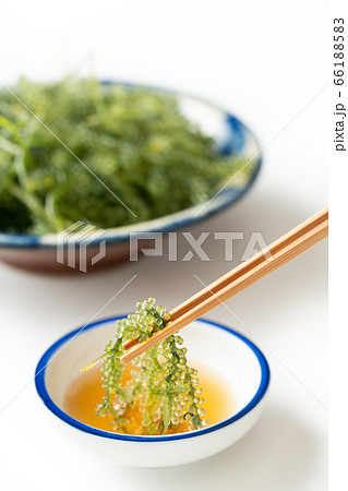 海ぶどうをタレにつけるの写真素材 6615