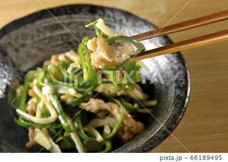 湯気昇る旬の筍とピーマンをたくさん使ったシンプルなチンジャオロースを箸でつまみ食べる瞬間 66189495
