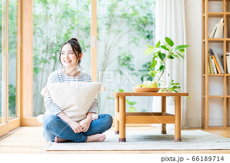 リビングでくつろぐ若い女性 66189714