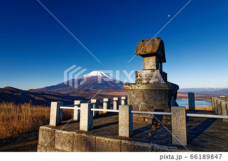 三国山稜・鉄砲木ノ頭の祠と富士山 66189847