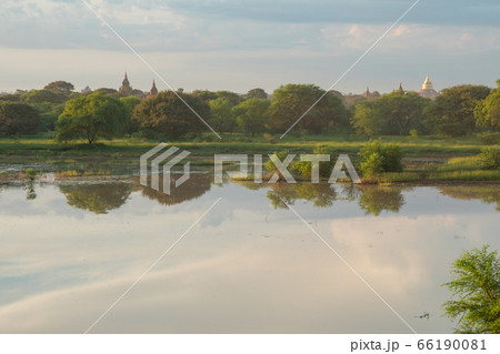 ミャンマー_早朝のバガン風景 66190081